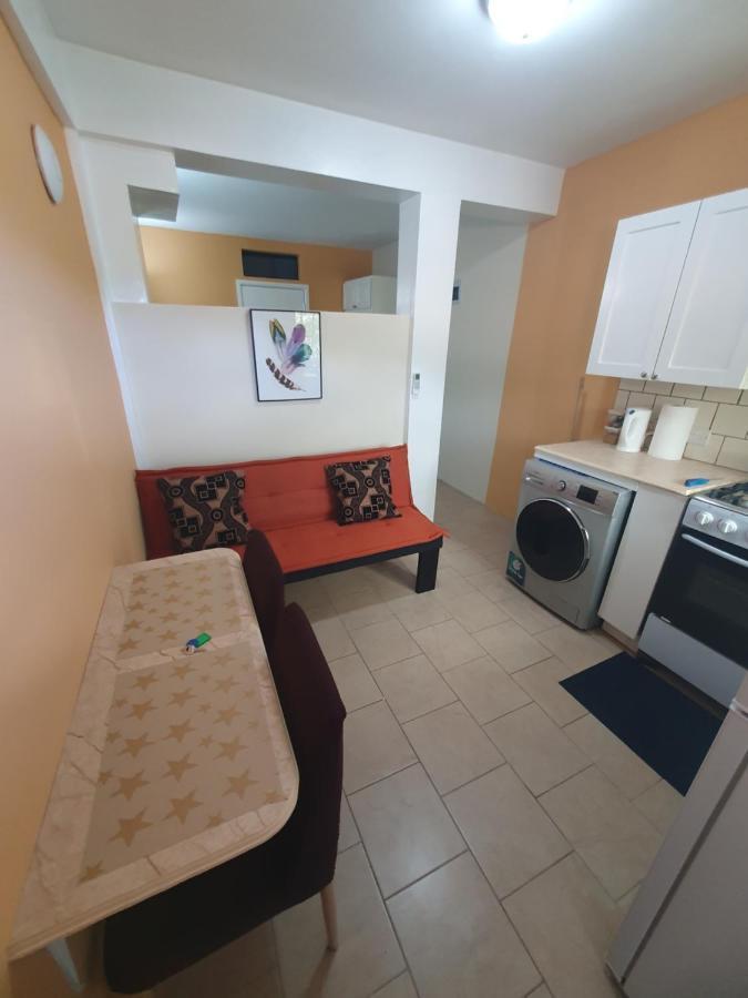 2 Minutes From Roseau, Cozy Studio With Shared Pool Room photo